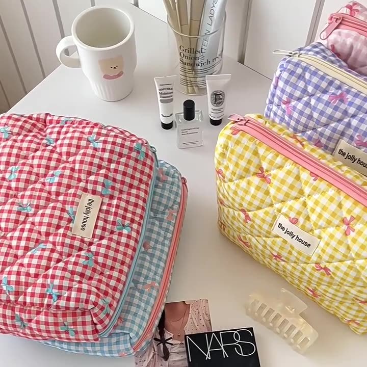 حقيبة مكياج أنيقة بنقشة مربعات - مراجعة Skincare B Erl وسعره